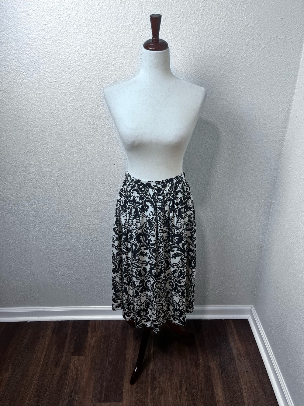 Masscob Black & White Floral Mid Length Skirt Size Medium